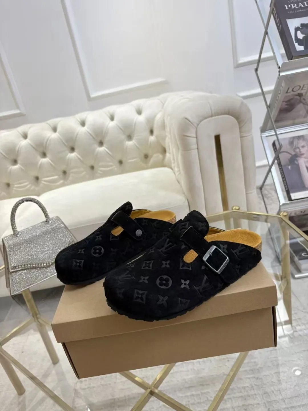 Women's p560 Men's p580 ✨ LV couple's toe-cap slippers | Full of high-end feel, you can walk with wind! ✨ This pair of LV classic toe-cap slippers is simply a "walking grass-planting machine"! Original three-dimensional embossed cowhide + cowhide fabric, the texture is high-end at first glance, and you will become a rich daughter/son in seconds ~💅 🌟 Why must you join TA? ✔️ Original embossed cowhide - clear texture but not cheap, classic presbyopia yyds ✔️ Belt buckle + metal logo - ecstatic control of details, exquisite to the heel! ✔️ Sheepskin lining + cushioned footbed - it feels like stepping on clouds ☁️, and you won’t feel tired when you go shopping~ ✔️ Non-slip rubber sole - walking is as stable as a mountain, and you are not afraid of slipping on rainy days!  👫 The best outfit for couples: Whether it’s shorts, T-shirts👕 or long skirts and suits👗, pairing these shoes with each other will immediately create a lazy and high-end atmosphere! Everyday outings/vacations, no matter what you shoot, it will look like a blockbuster📸🔥 The texture and foot feel that only the higher version can have, it is not a hit or a hit! Heartbeat is not as good as action. True love is true when both pairs are in pairs~💖 #LVcoupleslippers #高色综合 #好看不狠的 Feet #couples’ must-have